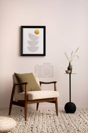 Foto de Iterior diseño de elegante apartamento con póster, sillón con maqueta de almohada con marco de póster, pared beige, mesa de centro y accesorios personales. Plantilla. - Imagen libre de derechos
