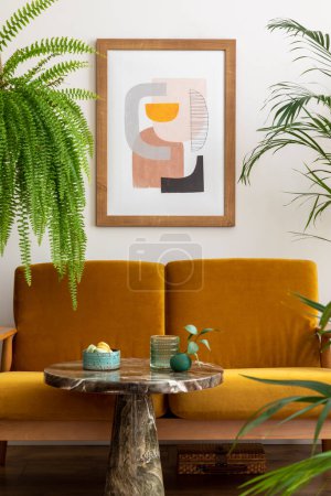 Foto de Composición minimalista de estilo retro vintage interior de la sala de estar con sofá amarillo, mesa de centro de mármol, marco de póster simulada, plantas, decoración y elegantes accesorios personales. Plantilla. - Imagen libre de derechos