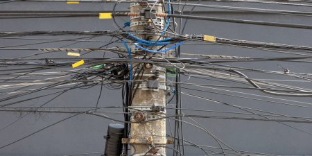 Foto de Messy electricity wires on the pole, The chaos of cables and wires on an electric pole in Sao Paulo city, Brazil - Imagen libre de derechos