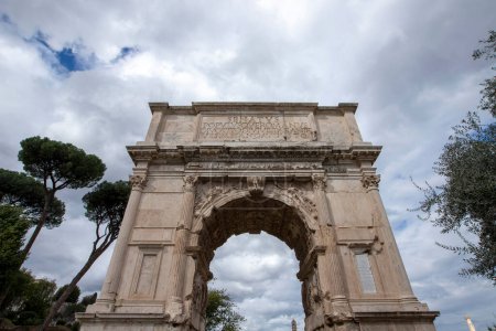 Téléchargez les photos : L'Arc iconique de Titus sur la Via Sacra dans le Forum Romain, Rome, Italie - en image libre de droit