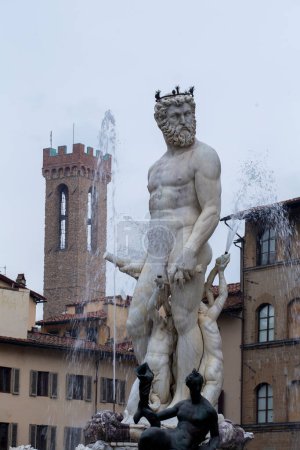 Foto de Fuente de Neptuno se encuentra en Florencia, Italia. Piazza della Signoria. Fue esculpida por Bartolomeo Ammannati y Giambologna entre 1563 y 1565.. - Imagen libre de derechos