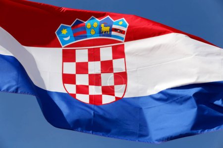 Téléchargez les photos : Drapeau de la Croatie agitant dans le vent ciel bleu sur le fond - en image libre de droit