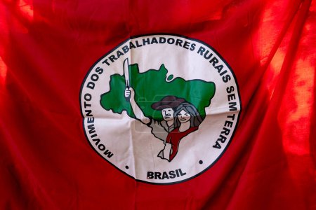 Téléchargez les photos : Sao Paulo, Brésil - 25 juin 2023 - Drapeau rouge du mouvement des travailleurs ruraux sans terre. écrire en portugais sur le drapeau. Le Brésil. Acronyme : MST. - en image libre de droit