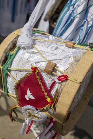 Téléchargez les photos : Détail de tambours, instruments à percussion traditionnels, avec décoration colorée utilisée lors d'événements culturels et religieux folcloriques. Brésil - en image libre de droit