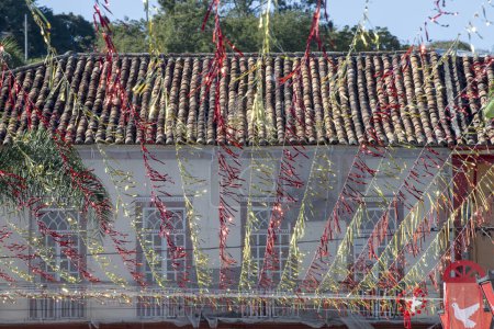Foto de Decoración multicolor en la tapa y cintas en la manifestación folclórica tradicional de la congada de Santa Ifigenia en la fiesta del Santo Espíritu Divino. Sao Luiz do Paraitinga, Brasil - Imagen libre de derechos