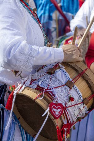 Téléchargez les photos : Détail de tambours, instruments à percussion traditionnels, avec décoration colorée utilisée lors d'événements culturels et religieux folcloriques. Le Brésil. Concentration sélective - en image libre de droit