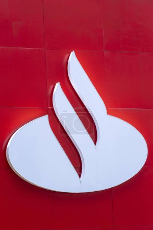 Téléchargez les photos : Sao Paulo, Brésil - 04 jan., 2023 - Logo de Santander, une multinationale espagnole des banques commerciales et des services financiers fondée en 1857. - en image libre de droit