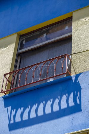 Detail eines farbenfrohen Gebäudes in der Caminito Straße in La Boca, Buenos Aires, Argentinien.. Caminito war eine Hafengegend, in der der Tango geboren wurde.