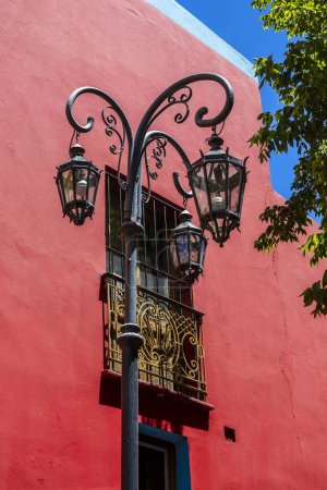 Foto de Detalle de colorido edificio en la calle Caminito en La Boca, Buenos Aires, Argentina.. Caminito fue una zona portuaria donde nació Tango. - Imagen libre de derechos