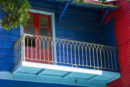 Foto de Detalle de colorido edificio en la calle Caminito en La Boca, Buenos Aires, Argentina. Caminito era una zona portuaria donde nació Tango. - Imagen libre de derechos