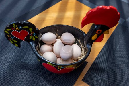 Céramique portugaise, queue de Barcelos, coq, sur une table avec des ?ufs. Galo de Barcelos