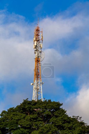 Foto de Torre de telecomunicaciones. Sistema digital inalámbrico de conexión 4G y 5G.Desarrollo de sistemas de comunicación en zonas urbanas. Sao Paulo, Brasil - Imagen libre de derechos