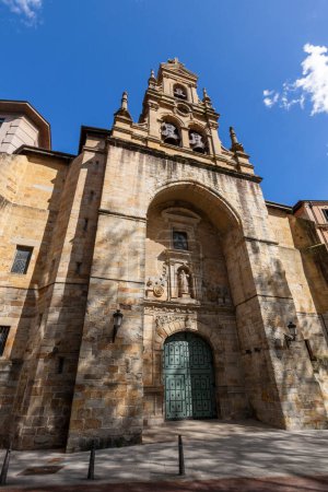 Foto de Fachada de la Iglesia de San Vicente Abando, una de las antiguas iglesias católicas del casco antiguo, ubicada en la Plaza de San Vicente. Bilbao, País Vasco - Imagen libre de derechos