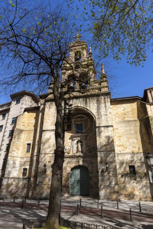 Façade de l'église de San Vicente Abando, l'une des anciennes églises catholiques de la vieille ville, située sur la Plaza de San Vicente. Bilbao, Pays Basque