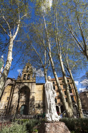Fassade der Kirche San Vicente Abando, mit Statue von Ave Maria auf dem Garten, gelegen an der Plaza de San Vicente. Bilbao, Baskenland