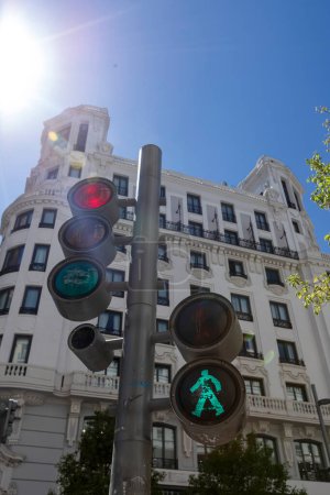 Semáforo verde para peatones en la Gran Vía en Madrid, España. Primer plano del semáforo verde para peatones