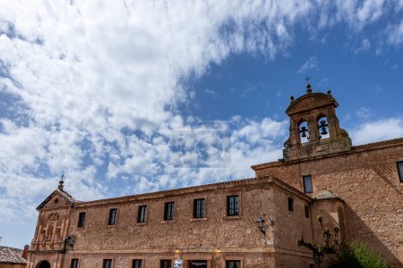 Detalles de los edificios medievales del centro histórico de la ciudad de Lerma en la provincia de Burgos, España.