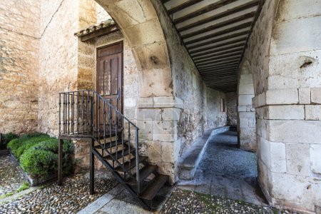 Téléchargez les photos : Façade de la maison antique avec escalier à côté de la - en image libre de droit