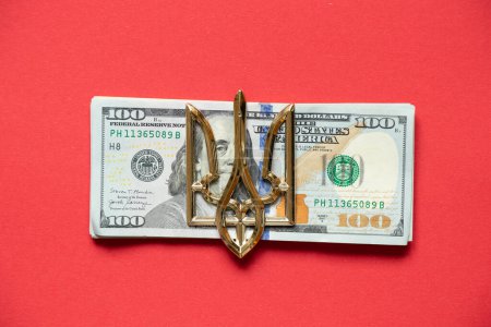 Das Wappen der Ukraine liegt auf hundert Dollar auf rotem Hintergrund, die Wirtschaft der Ukraine, Wirtschaft und Finanzen