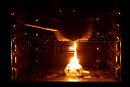 Foto de Cocinar en ollas en velas en hornos con cortes de energía en Ucrania durante la guerra, apagones masivos - Imagen libre de derechos