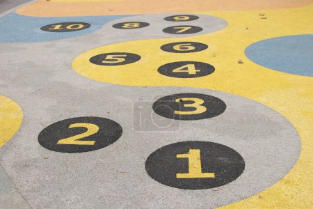 Foto de Los niños juego con números en círculos en el patio de recreo en las carreteras para saltar en Ucrania, patio de recreo, juego para niños - Imagen libre de derechos