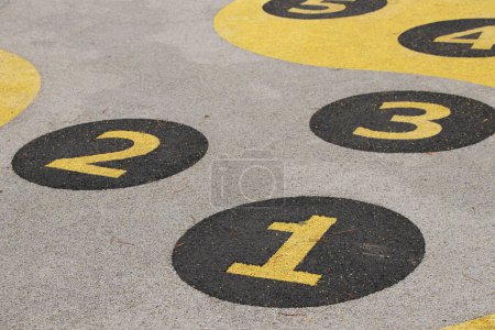 Foto de Los niños juego con números en círculos en el patio de recreo en las carreteras para saltar en Ucrania, patio de recreo, juego para niños - Imagen libre de derechos