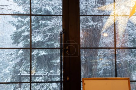 Foto de Nevadas fuera de la ventana durante el día en una ciudad de Ucrania, vista desde la ventana a una ventisca de nieve - Imagen libre de derechos