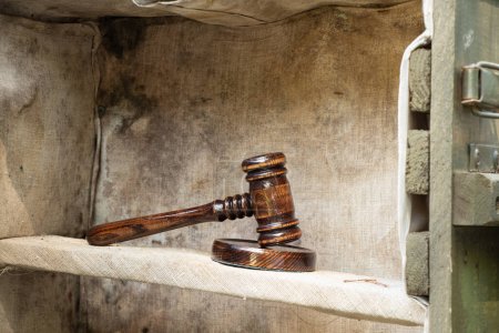 Foto de El mazo del juez está parado en una caja de munición de madera, tribunal militar, corte - Imagen libre de derechos
