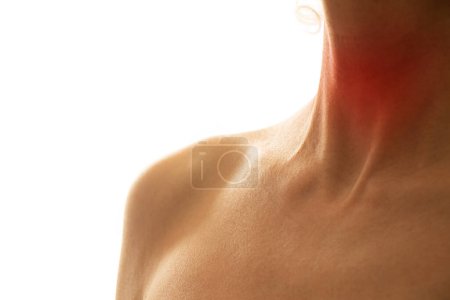 Gardło kobiety z czerwoną plamą na środku szyi na jasnym tle, ból gardła, ból gardła, grypa i zdrowie