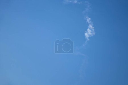 Téléchargez les photos : Le travail de la défense aérienne ukrainienne dans le ciel, une trace dans le ciel de la défense aérienne sur la ville de Dnepr en Ukraine lors d'une attaque de missiles, la guerre en Ukraine 2023 - en image libre de droit