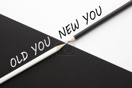 Téléchargez les photos : Old You et New You texte avec crayons noirs et blancs face à face. - en image libre de droit