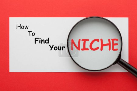 Foto de Cómo encontrar tu nicho mostrando a través de lupa. - Imagen libre de derechos