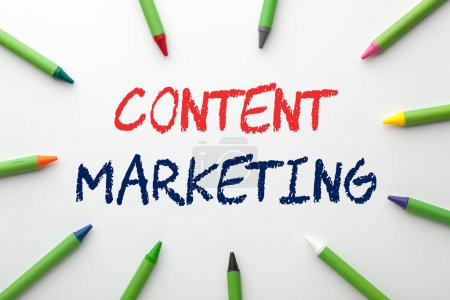 Foto de Concepto de marketing de contenidos sobre fondo blanco con un pastel de colores apuntando hacia él. - Imagen libre de derechos