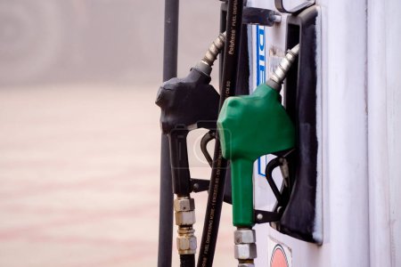 vieille pompe à carburant endommagé buse montrant l'essence et le deisel en Inde que les augmentations de prix et les véhicules électriques prennent le relais dans le monde entier
