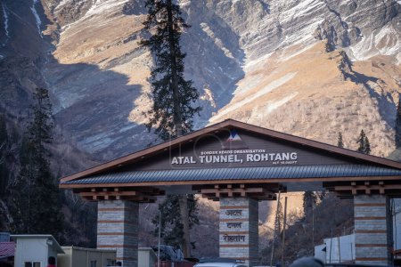 Téléchargez les photos : Tunnel de haute altitude le plus long du monde tunnel atal reliant Manali à Lahaul entretenu par l'organisation des routes frontalières à 10000 ft Inde - en image libre de droit