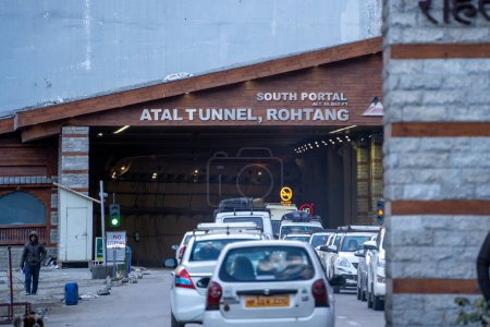 Foto de Manali, Himachal Pradesh, India - circa 2023: Portal sur del túnel de gran altitud más largo del mundo el túnel atal que conecta el manali con el lahaul mantenido por la organización de carreteras fronterizas - Imagen libre de derechos