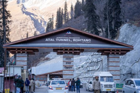 Téléchargez les photos : Manali, Himachal Pradesh, Inde - circa 2023 : Portail sud du tunnel de haute altitude le plus long du monde le tunnel atal reliant Manali à lahaul entretenu par l'organisation des routes frontalières - en image libre de droit