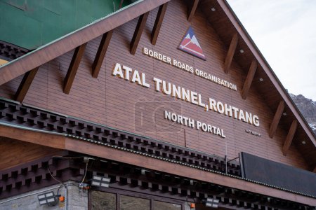 Téléchargez les photos : Manali, Himachal Pradesh, Inde - circa 2023 : Portail nord du tunnel de haute altitude le plus long du monde le tunnel atal reliant Manali à lahaul entretenu par l'organisation des routes frontalières - en image libre de droit