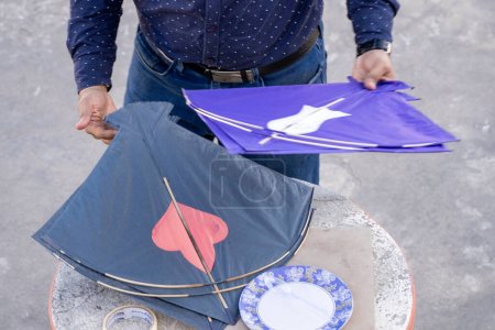 Téléchargez les photos : Homme préparant cerfs-volants pour le vol sur makar sankranti uttarayan indépendance jour Inde montrant les célébrations - en image libre de droit