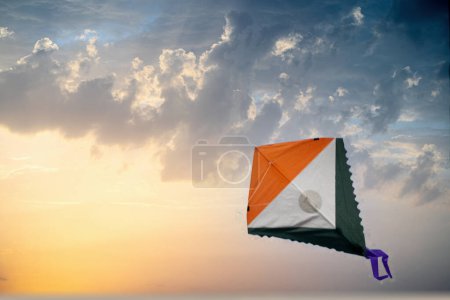 Téléchargez les photos : Cerf-volant coloré volant le jour de l'indépendance makar sankranti république avec drapeau tricolore des Indes montrant la célébration - en image libre de droit