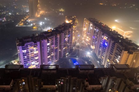 Téléchargez les photos : Aérienne drone shot gratte-ciel bâtiments dans gurgaon delhi dans le brouillard dense pollution par le smog montrant le mode de vie somptueux et les mauvaises conditions de la ville en Inde - en image libre de droit