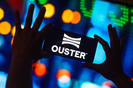 Foto de 26 de octubre de 2022, Brasil. En esta ilustración fotográfica, el logotipo de Ouster, Inc. se muestra en la pantalla de un teléfono inteligente - Imagen libre de derechos