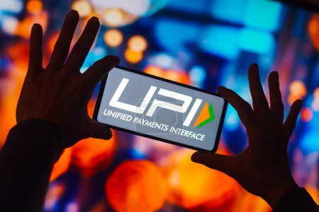 Foto de 2 de noviembre de 2022, Brasil. En esta ilustración de la foto, el logotipo de la interfaz de pagos unificada (UPI) se muestra en la pantalla de un teléfono inteligente - Imagen libre de derechos