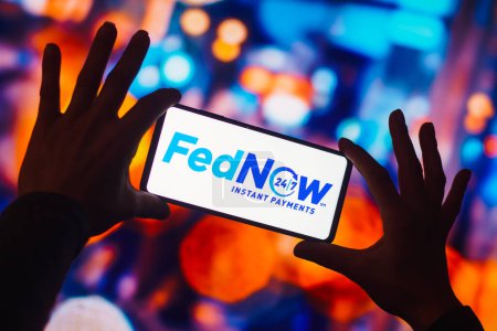 Foto de 2 de noviembre de 2022, Brasil. En esta ilustración fotográfica, el logotipo de FedNow Service se muestra en la pantalla de un teléfono inteligente - Imagen libre de derechos