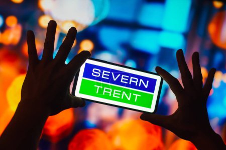 Téléchargez les photos : 4 novembre 2022, Brésil. Dans cette illustration photo, le logo Severn Trent est affiché sur un écran de smartphone. - en image libre de droit