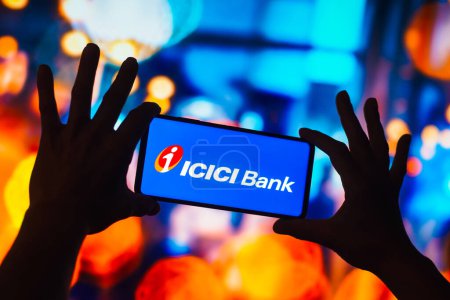 Foto de 4 de noviembre de 2022, Brasil. En esta ilustración fotográfica, el logotipo ICICI Bank Limited se muestra en la pantalla de un teléfono inteligente - Imagen libre de derechos