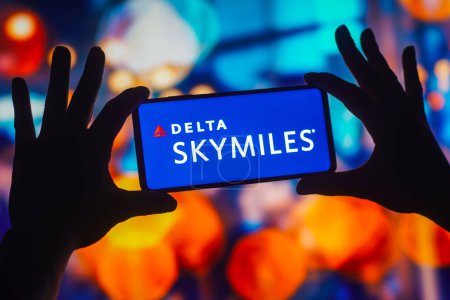Foto de 7 de noviembre de 2022, Brasil. En esta ilustración fotográfica, el logotipo de Delta SkyMiles se muestra en la pantalla de un teléfono inteligente. - Imagen libre de derechos