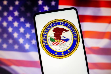Foto de 13 de noviembre de 2022, Brasil. En esta ilustración fotográfica, el logotipo del Departamento de Justicia de los Estados Unidos (DOJ) se muestra en una pantalla de teléfono inteligente con una bandera de los Estados Unidos en el fondo. - Imagen libre de derechos