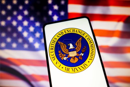 Foto de 13 de noviembre de 2022, Brasil. En esta ilustración fotográfica, el logotipo de la Comisión de Bolsa y Valores de los Estados Unidos (SEC) se muestra en una pantalla de teléfono inteligente con una bandera de los Estados Unidos en el fondo. - Imagen libre de derechos