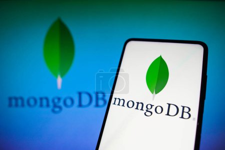 Foto de 15 de noviembre de 2022, Brasil. En esta ilustración fotográfica, el logotipo de MongoDB se muestra en la pantalla de un teléfono inteligente - Imagen libre de derechos